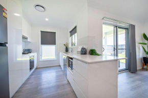 Villa Magnolia - Poolside Retreat, Gated Community, Dubbo